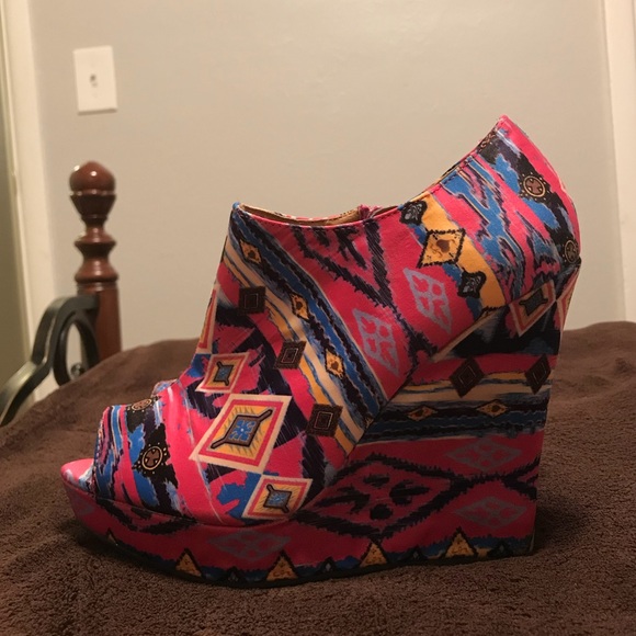 👑 Aztec print wedges 👑 - Picture 3 of 4